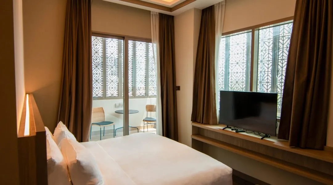 Aqueen Jalan Besar Premier Suite room overview